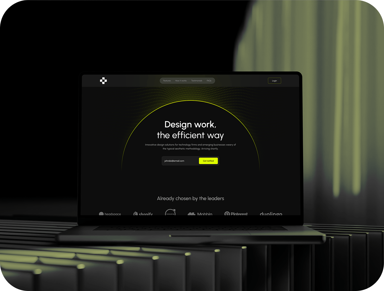 Ноутбук с дизайном сайта